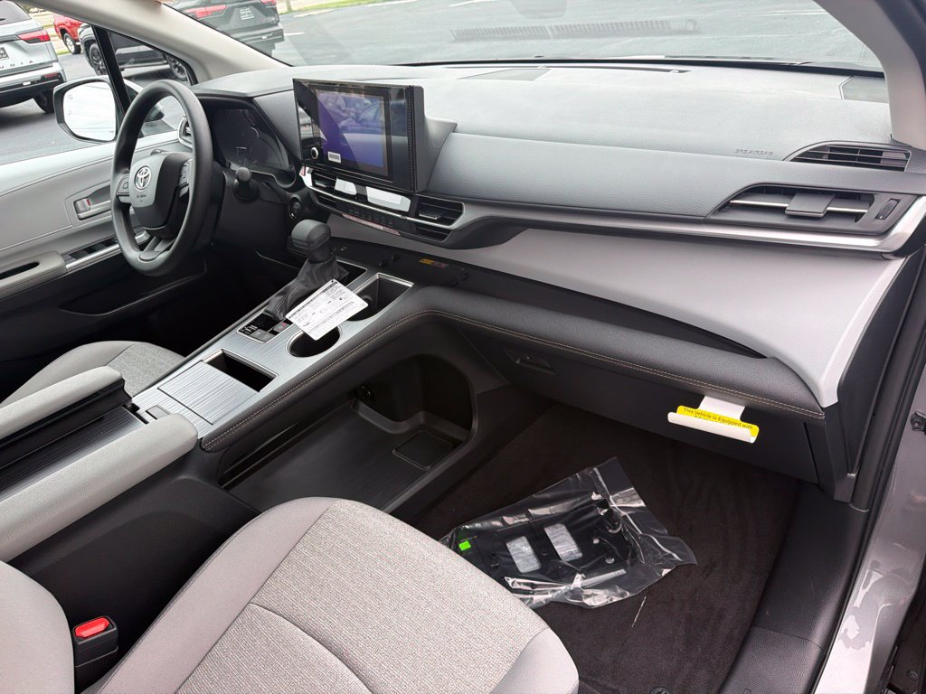 New 2026 Toyota Sienna LE FWD image 28