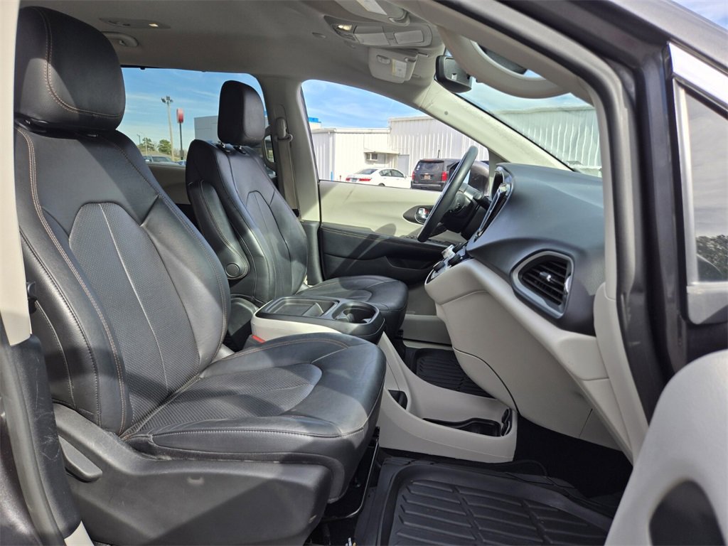Used 2020 Chrysler Pacifica Touring-L image 19