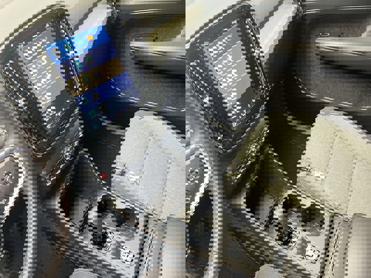 Used 2025 Volvo XC40 B5 Core image 17