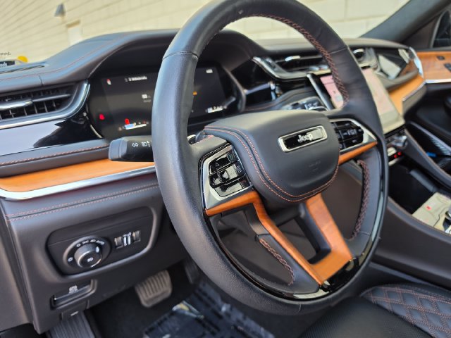 Used 2024 Jeep Grand Cherokee Summit AWD/4WD image 25
