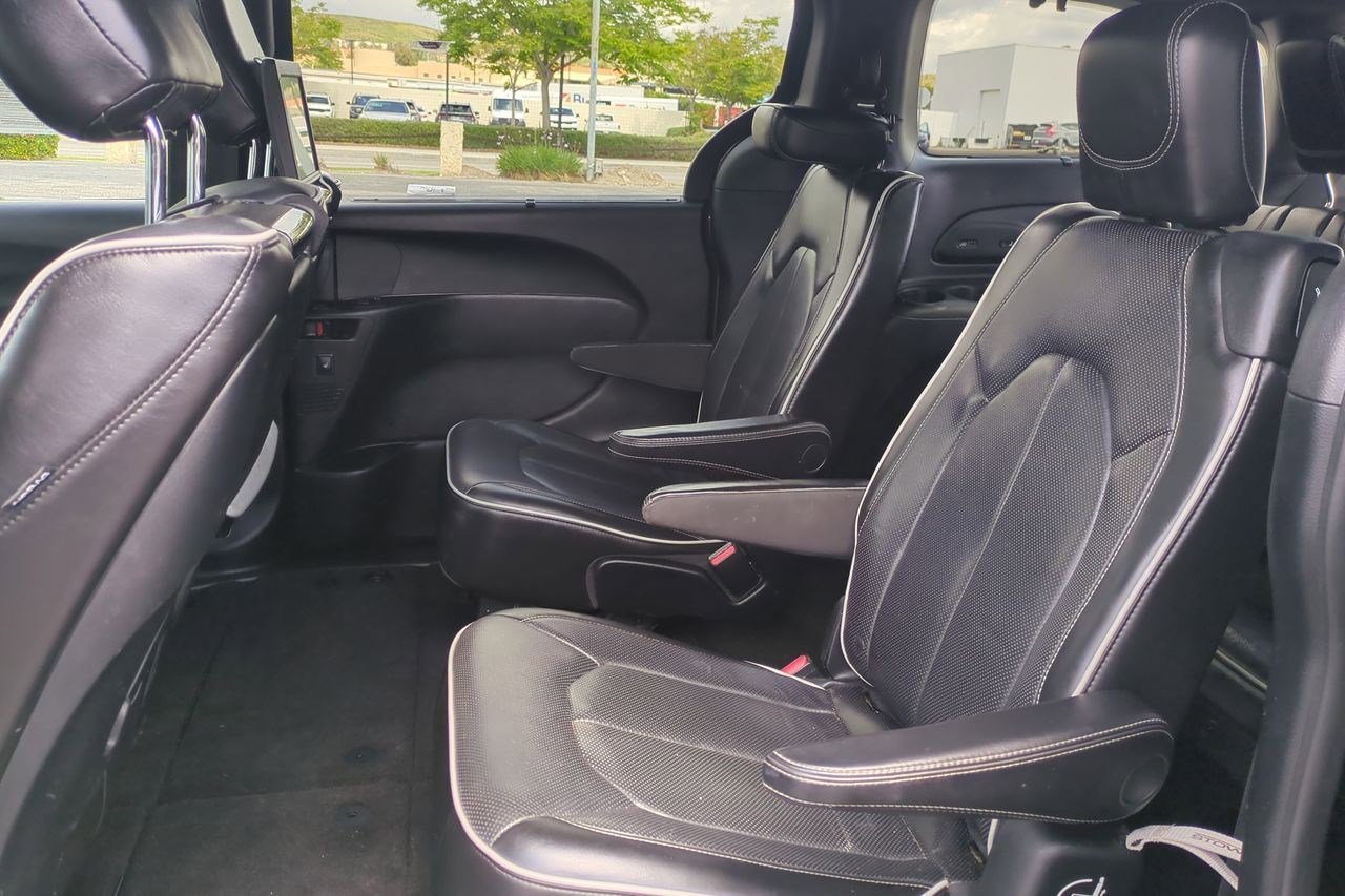 Used 2018 Chrysler Pacifica Limited image 23
