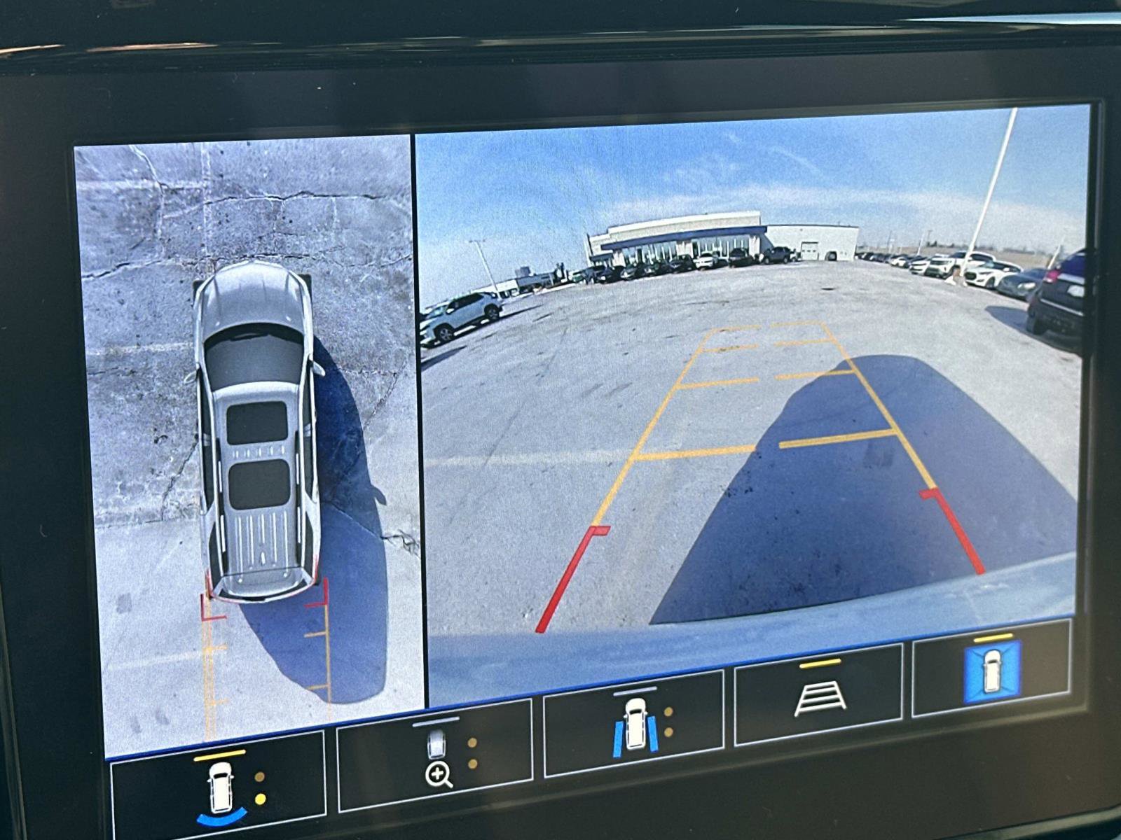 Used 2023 Chevrolet Traverse LT w/ Rear Camera Mirror Package image 28