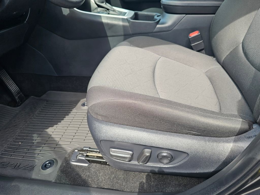 Used 2025 Toyota RAV4 XLE AWD/4WD image 13
