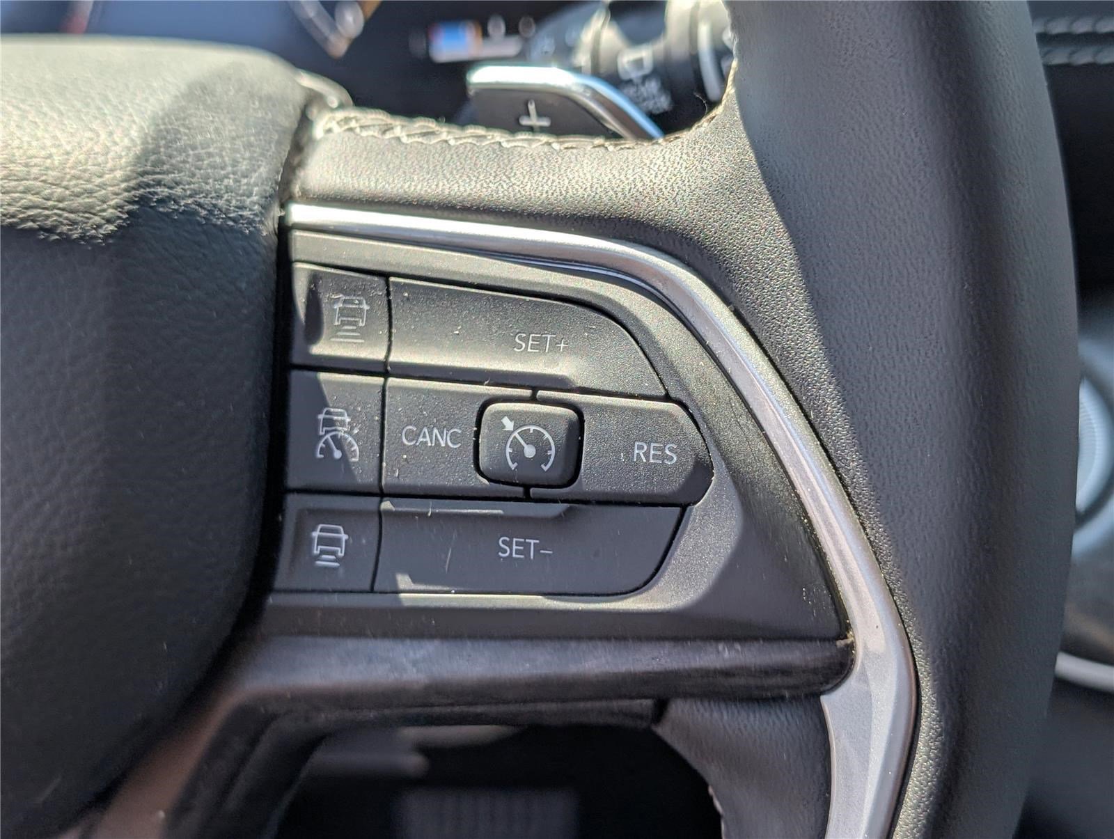 Used 2023 Jeep Grand Cherokee L Limited w/ Black Appearance Package AWD/4WD image 24