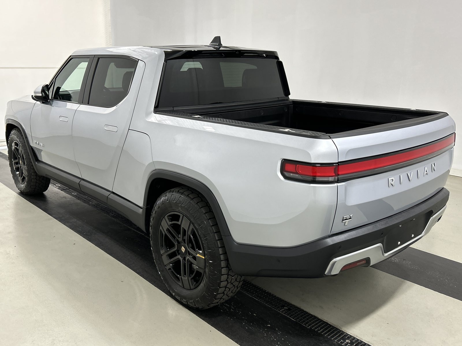 Used 2024 Rivian R1T Adventure Dual AWD/4WD image 3