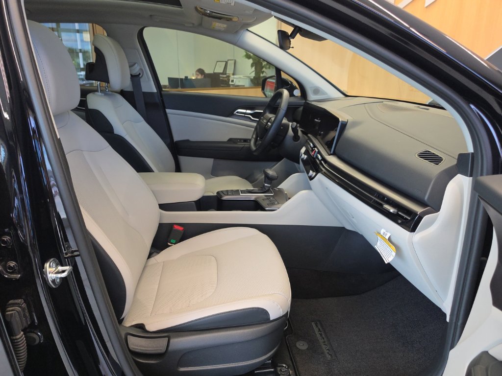 Certified 2026 Kia Sportage EX w/ EX Panorama Roof Package FWD image 49