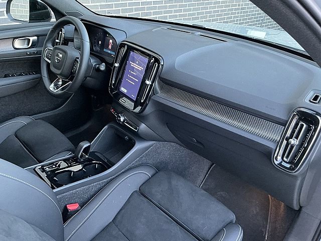 Used 2025 Volvo XC40 B5 Plus image 20