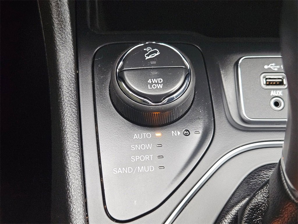 Certified 2021 Jeep Cherokee Latitude Lux w/ Trailer Tow Group image 25