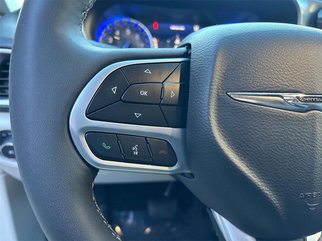 Used 2024 Chrysler Pacifica Touring-L image 22