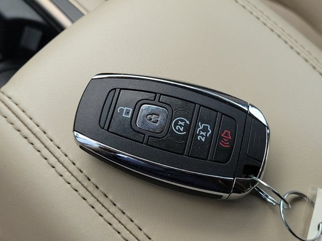 Used 2017 Lincoln MKC Select w/ Select Plus Package FWD image 27