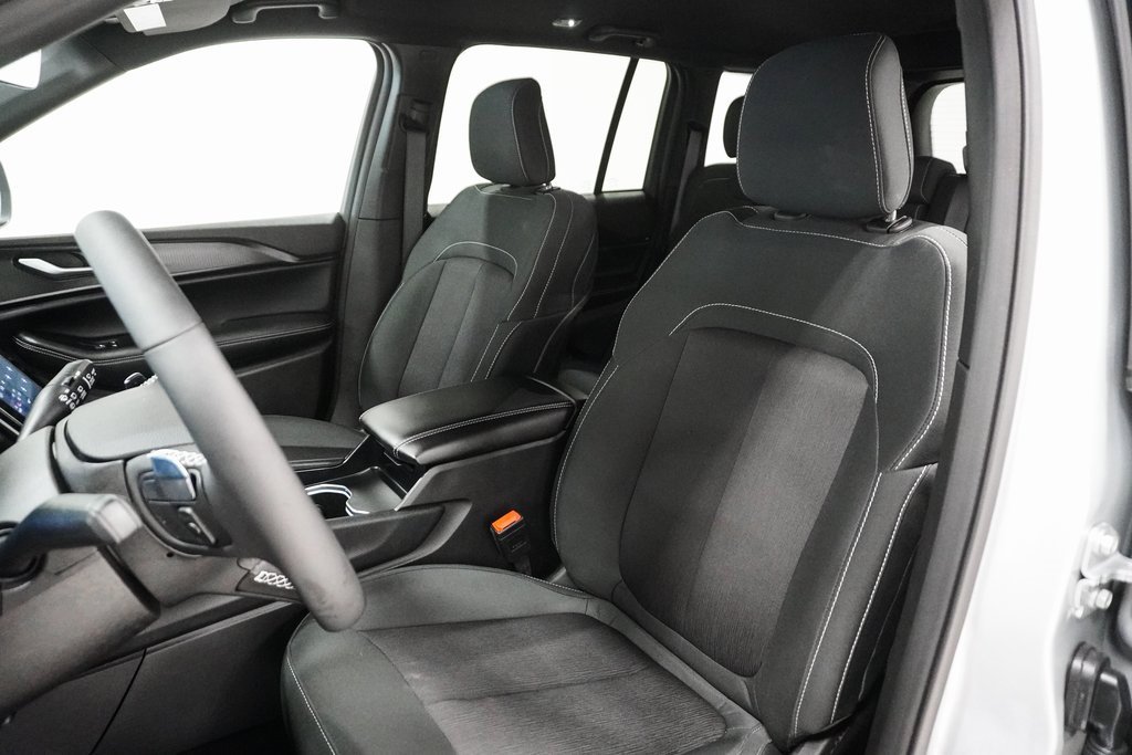 Certified 2025 Jeep Grand Cherokee Laredo w/ Luxury Tech Group I image 11