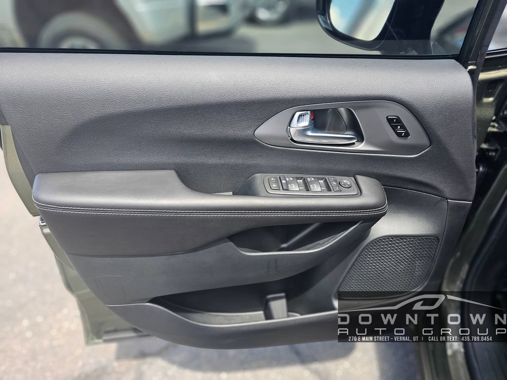 New 2027 Chrysler Pacifica Limited AWD/4WD image 19