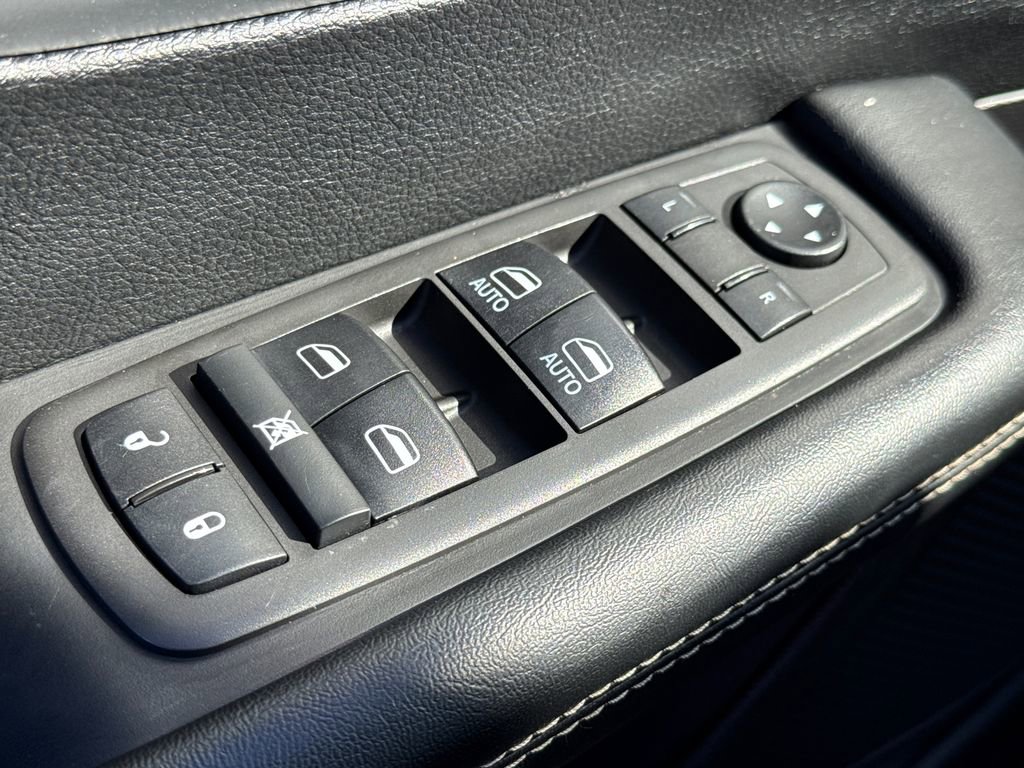 Used 2021 Chrysler Pacifica Touring w/ Uconnect Theater Family Group image 21