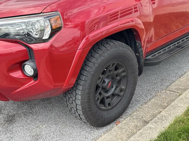 Used 2018 Toyota 4Runner SR5 AWD/4WD image 9