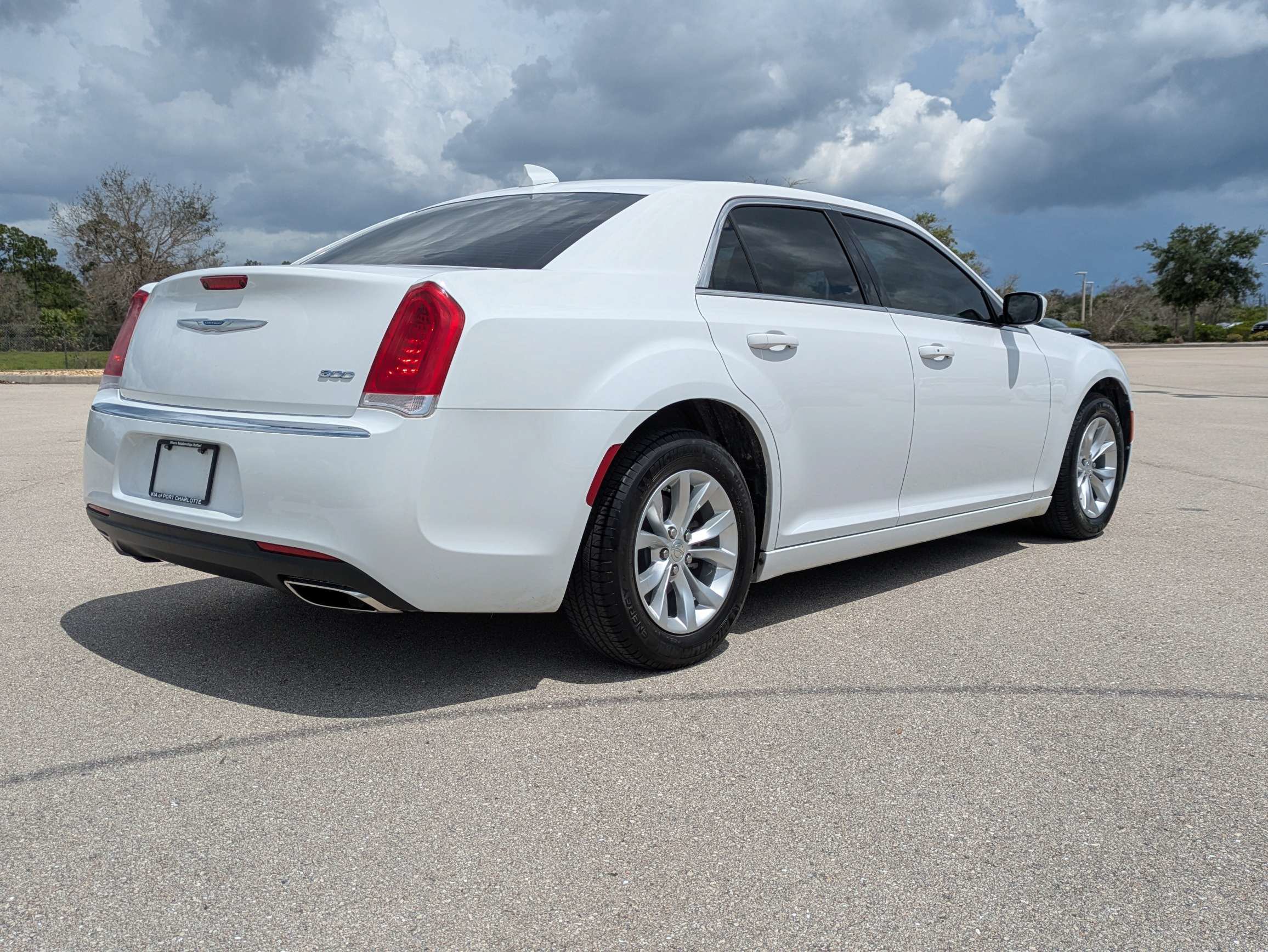 Used 2023 Chrysler 300 Touring RWD image 4