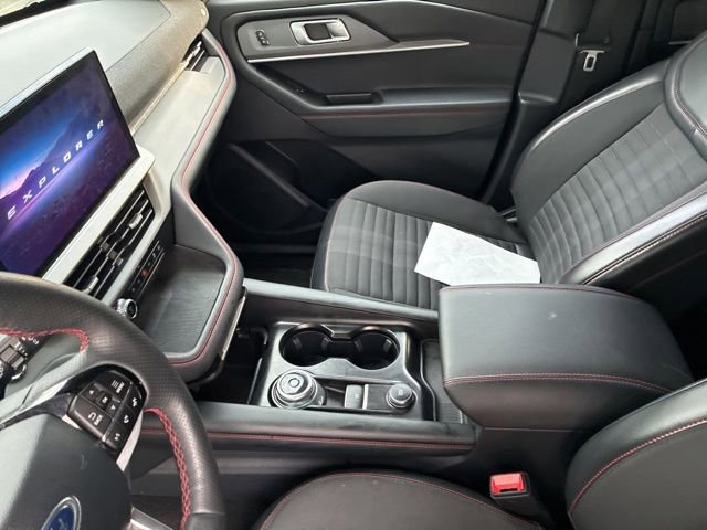 Used 2025 Ford Explorer ST-Line w/ ST-Line Street Pack image 23