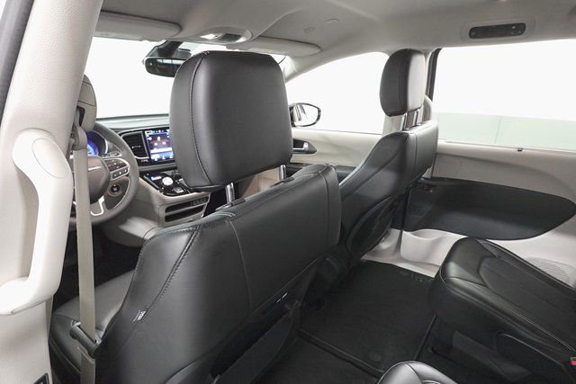 Used 2024 Chrysler Pacifica Touring-L image 22