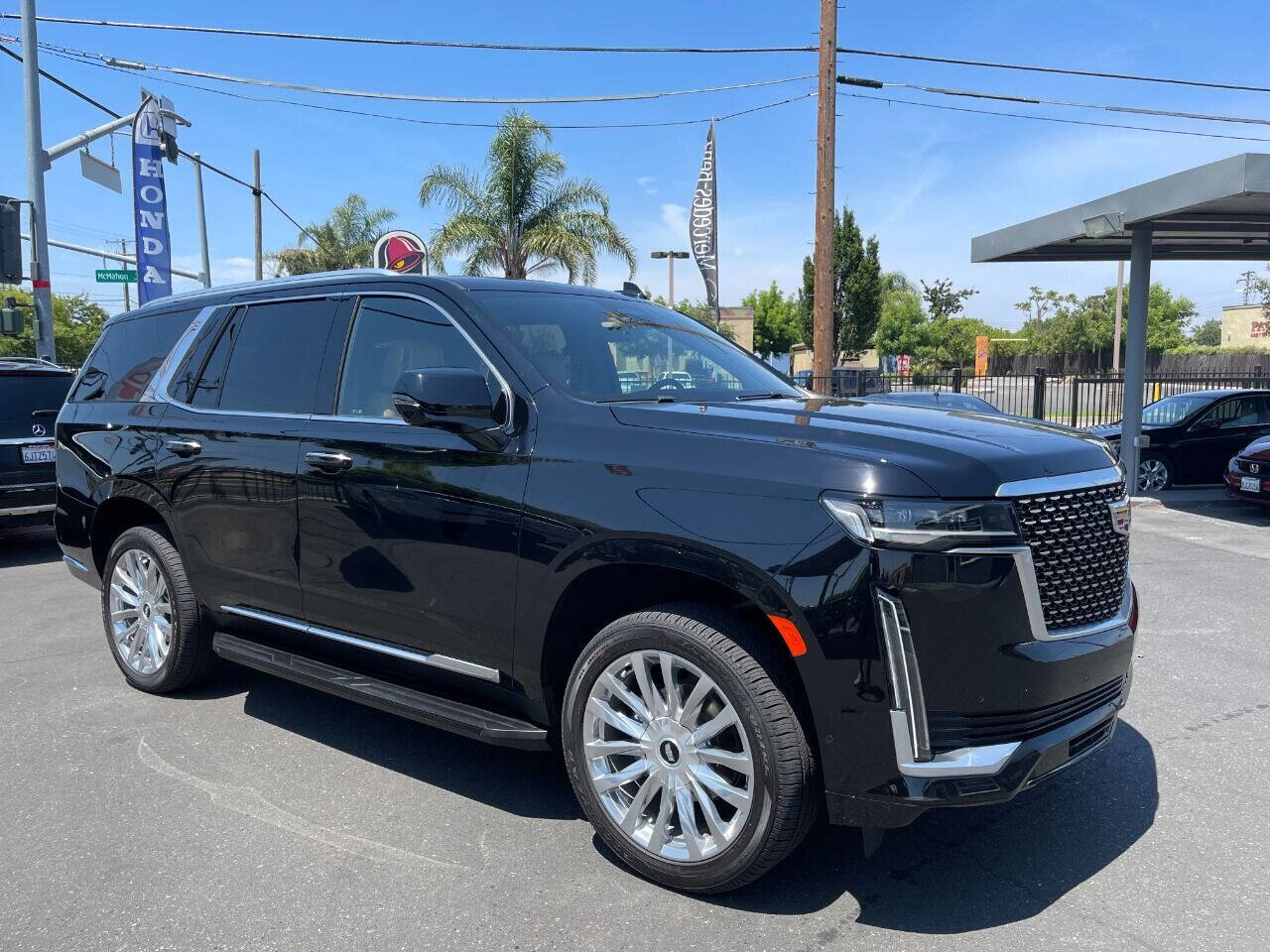 Used 2021 Cadillac Escalade Premium Luxury RWD image 2