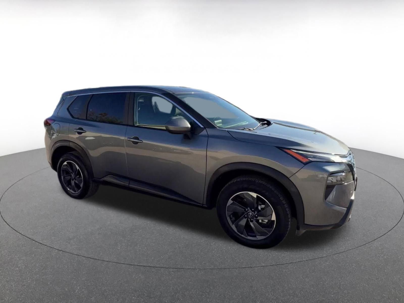 Used 2025 Nissan Rogue SV image 2