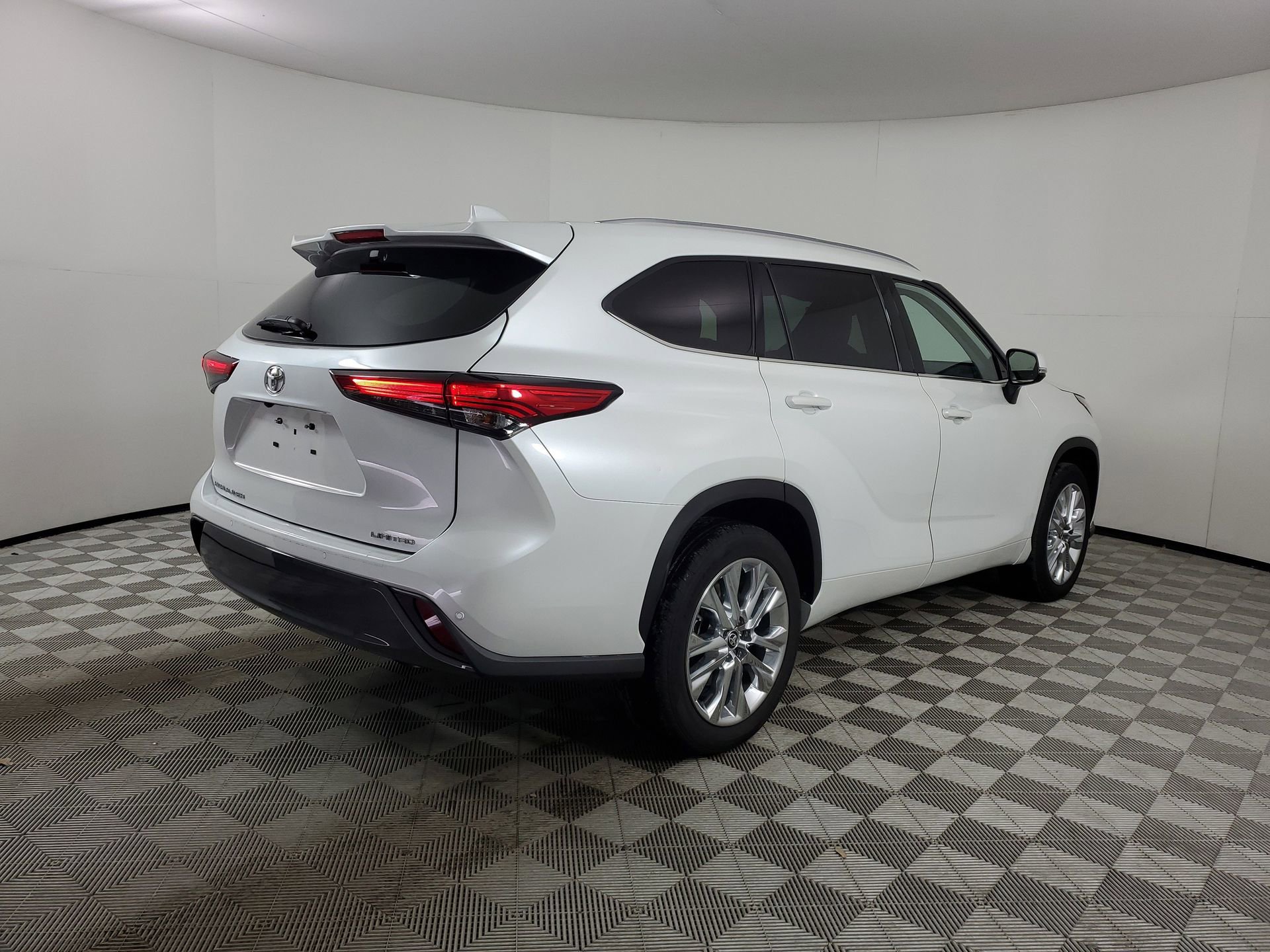 Used 2023 Toyota Highlander Limited image 10