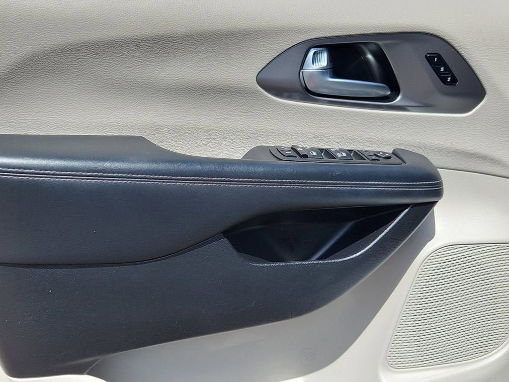 Used 2023 Chrysler Pacifica Touring-L FWD image 19