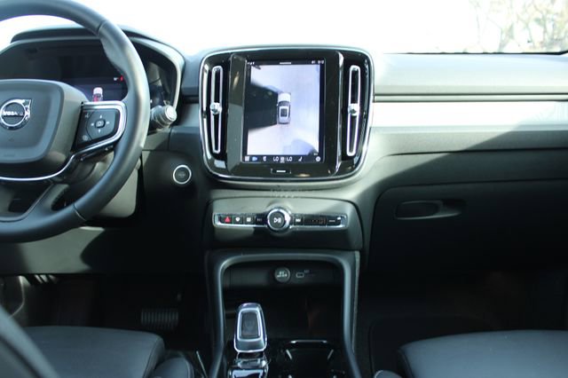 Used 2025 Volvo XC40 B5 Plus AWD/4WD image 18