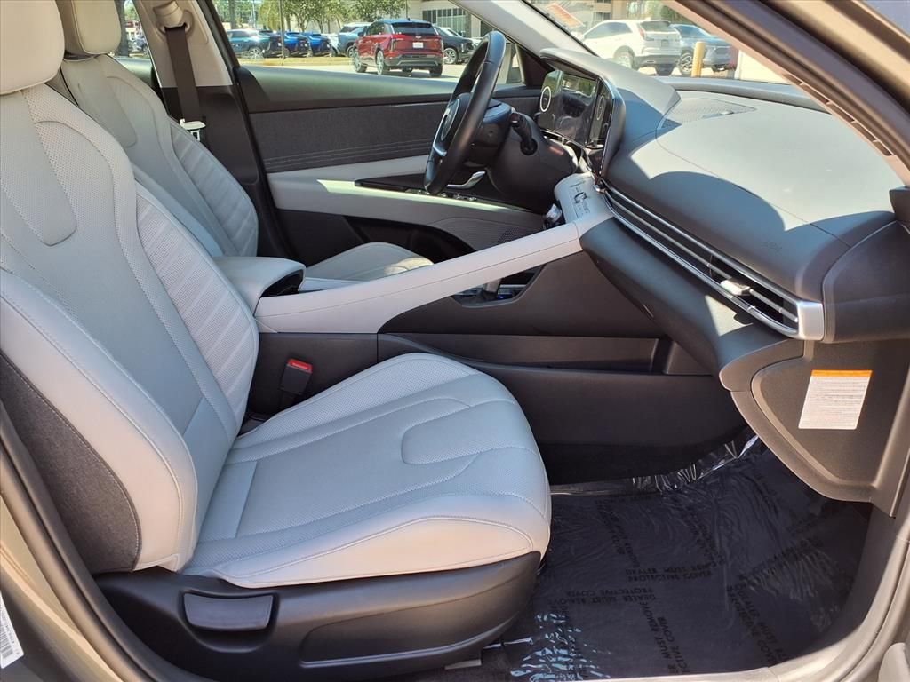 Used 2025 Hyundai Elantra Limited FWD image 9