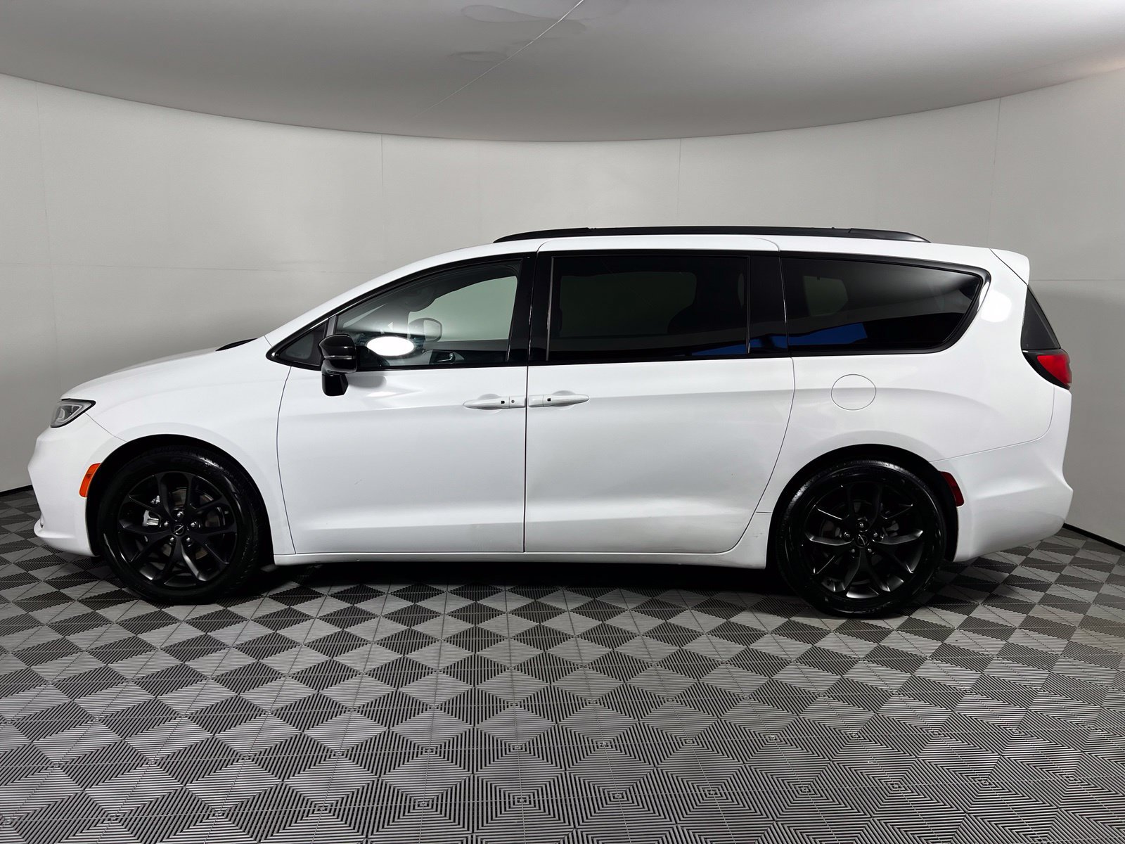 Used 2025 Chrysler Pacifica Limited FWD image 8