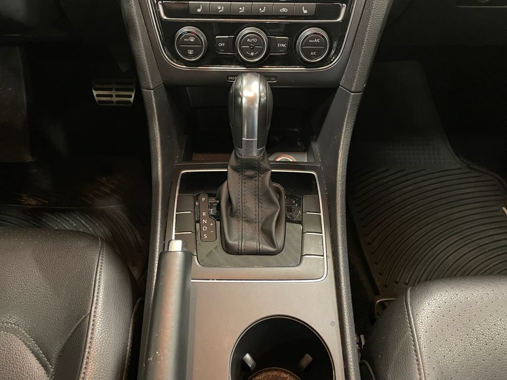 Used 2018 Volkswagen Passat 2.0T R-Line FWD image 11