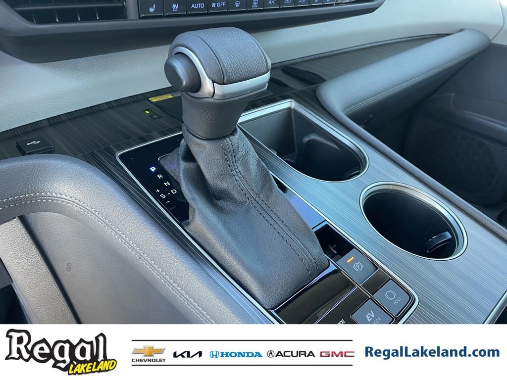 Used 2023 Toyota Sienna Limited image 28