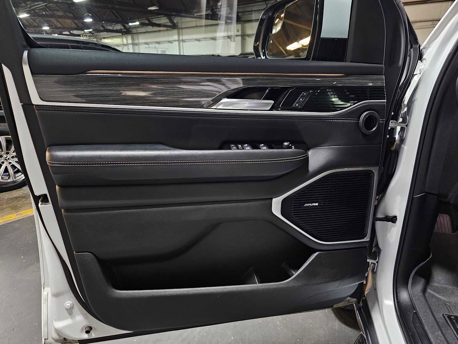 Used 2022 Jeep Wagoneer Series II w/ Premium Group I AWD/4WD image 23