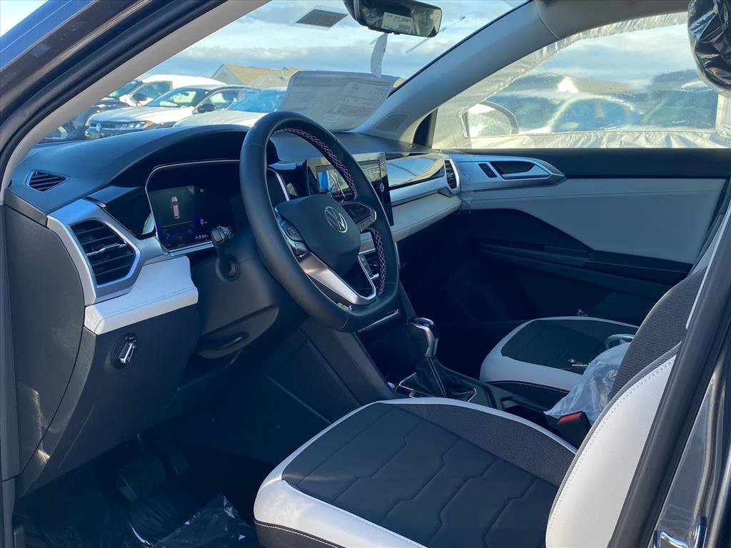 New 2026 Volkswagen Taos SE image 2