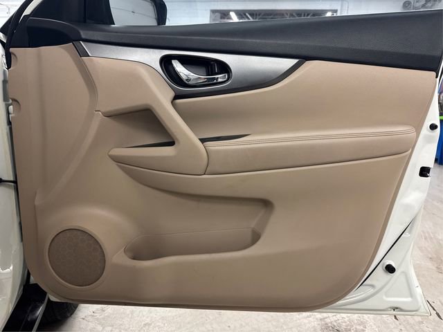 Used 2016 Nissan Rogue SV image 25