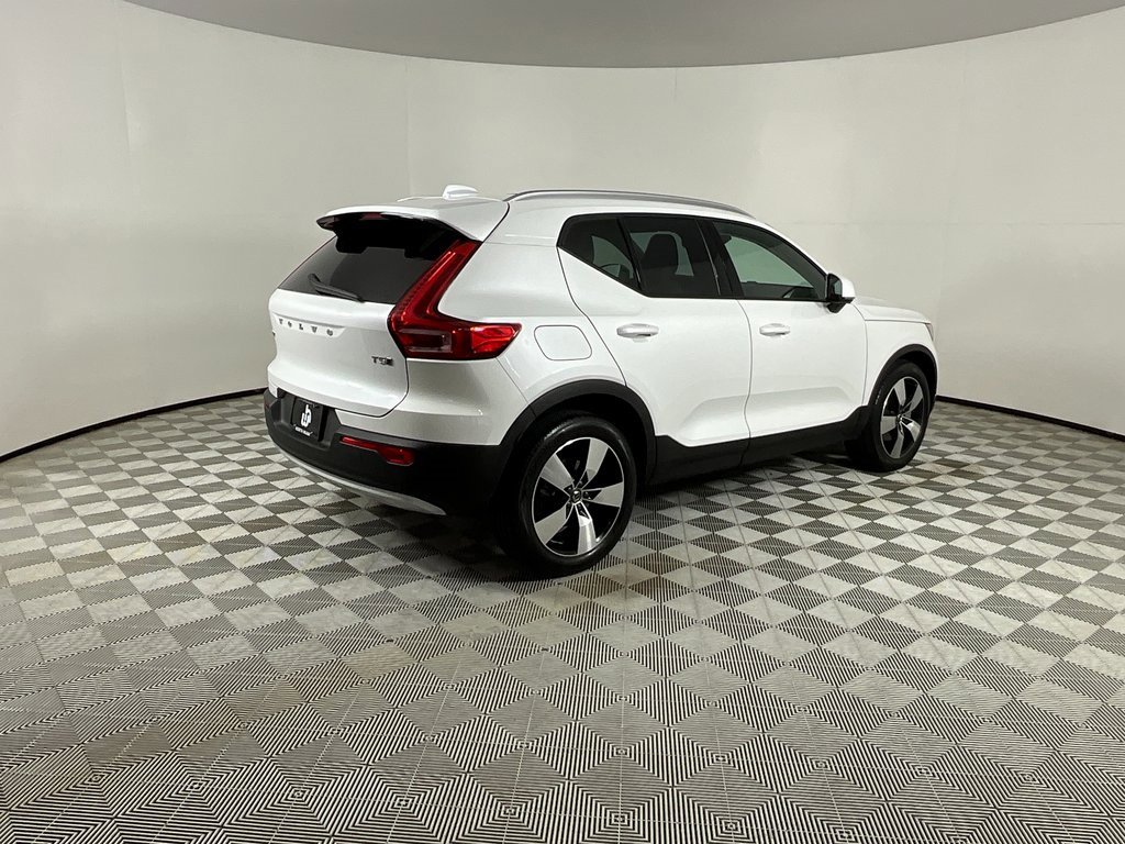 Used 2021 Volvo XC40 T5 Momentum w/ Premium Package image 4