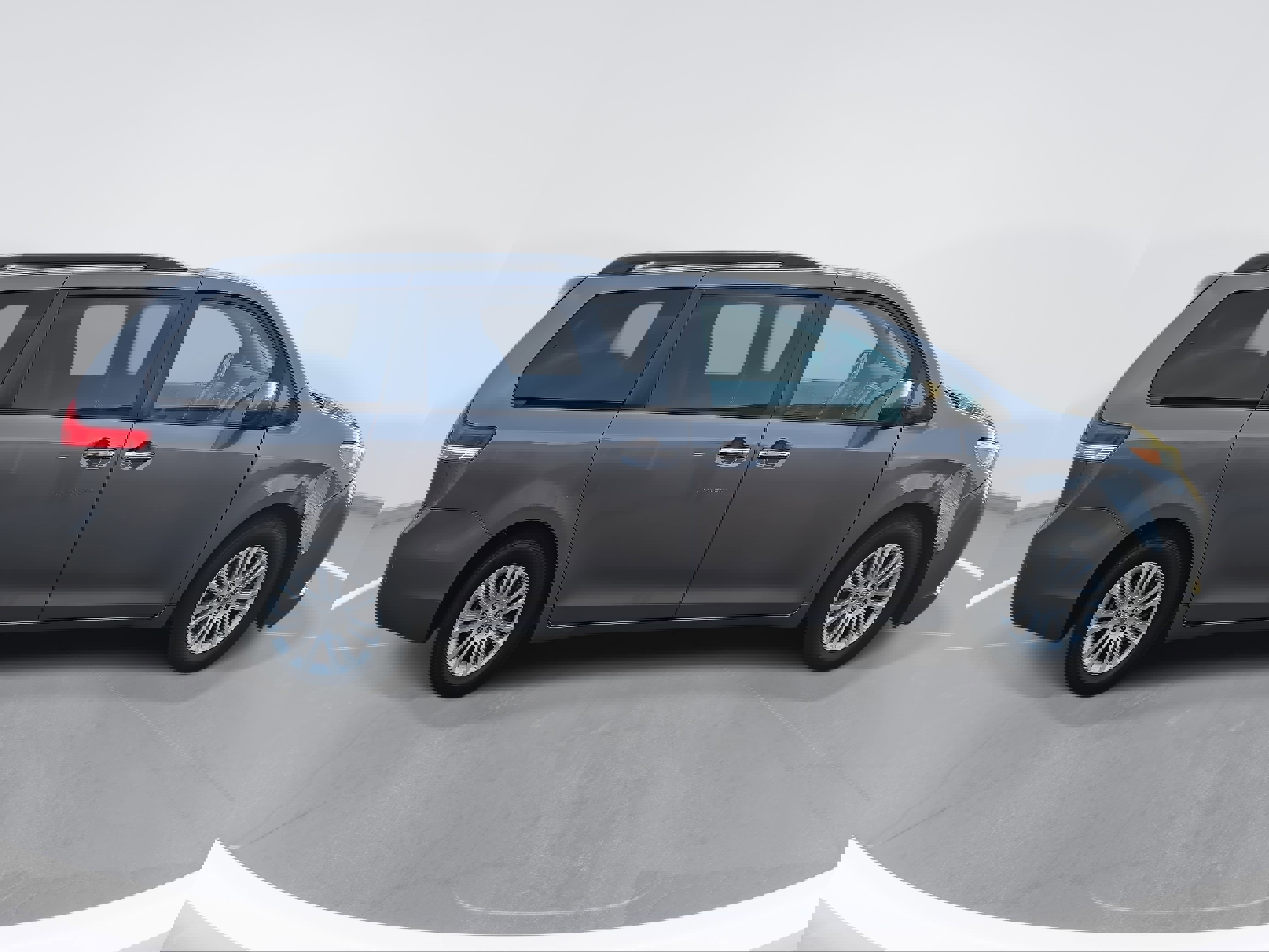 Used 2011 Toyota Sienna XLE image 4