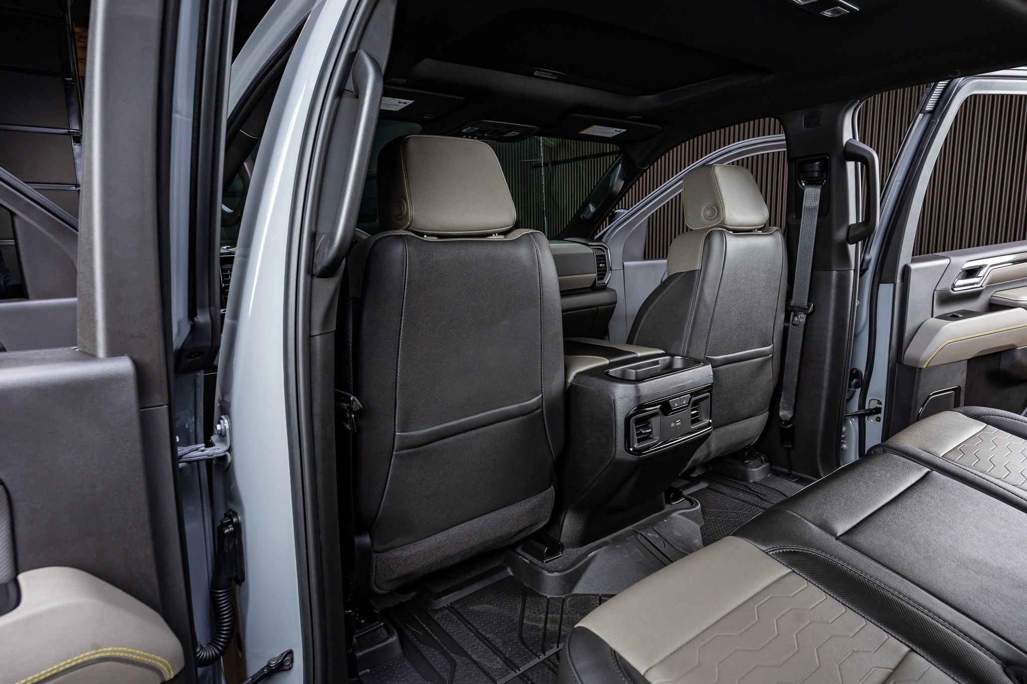 Used 2025 Chevrolet Silverado 2500 ZR2 w/ Technology Package image 34