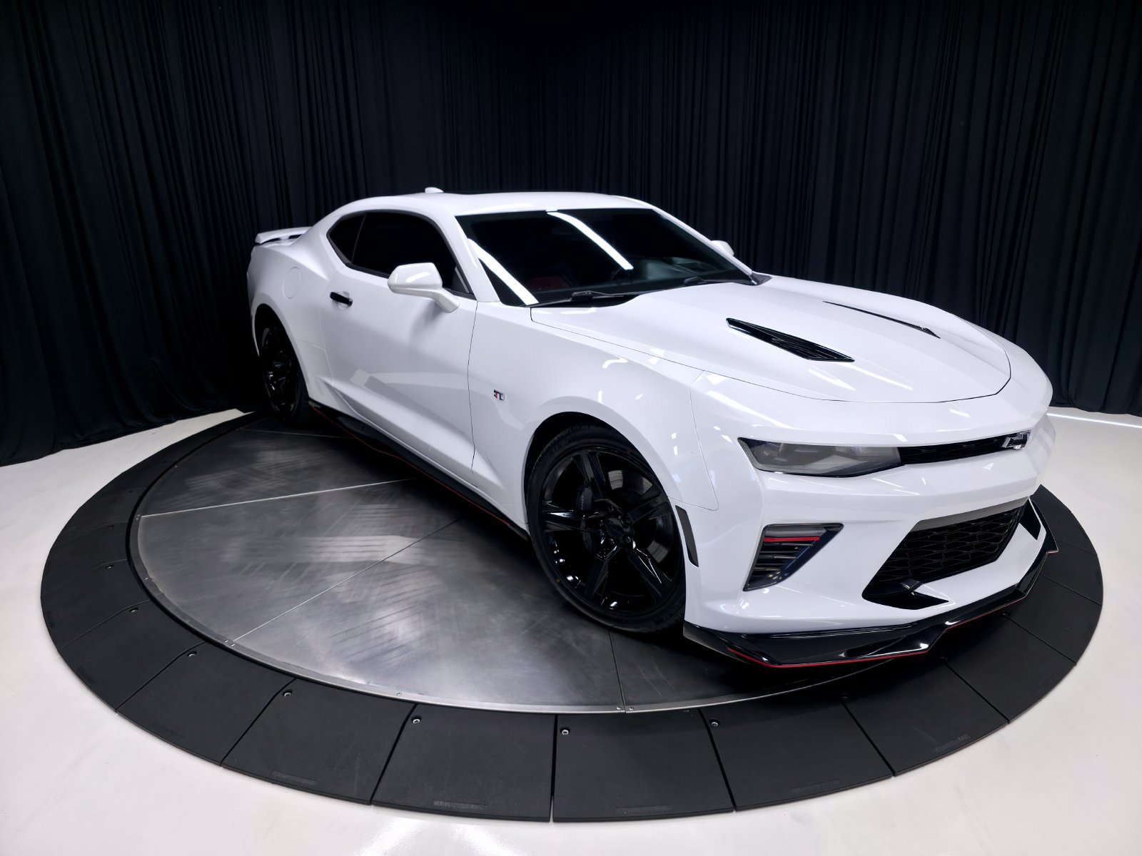 Used 2018 Chevrolet Camaro SS RWD image 16