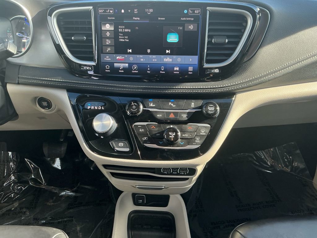 Used 2024 Chrysler Pacifica Select image 11