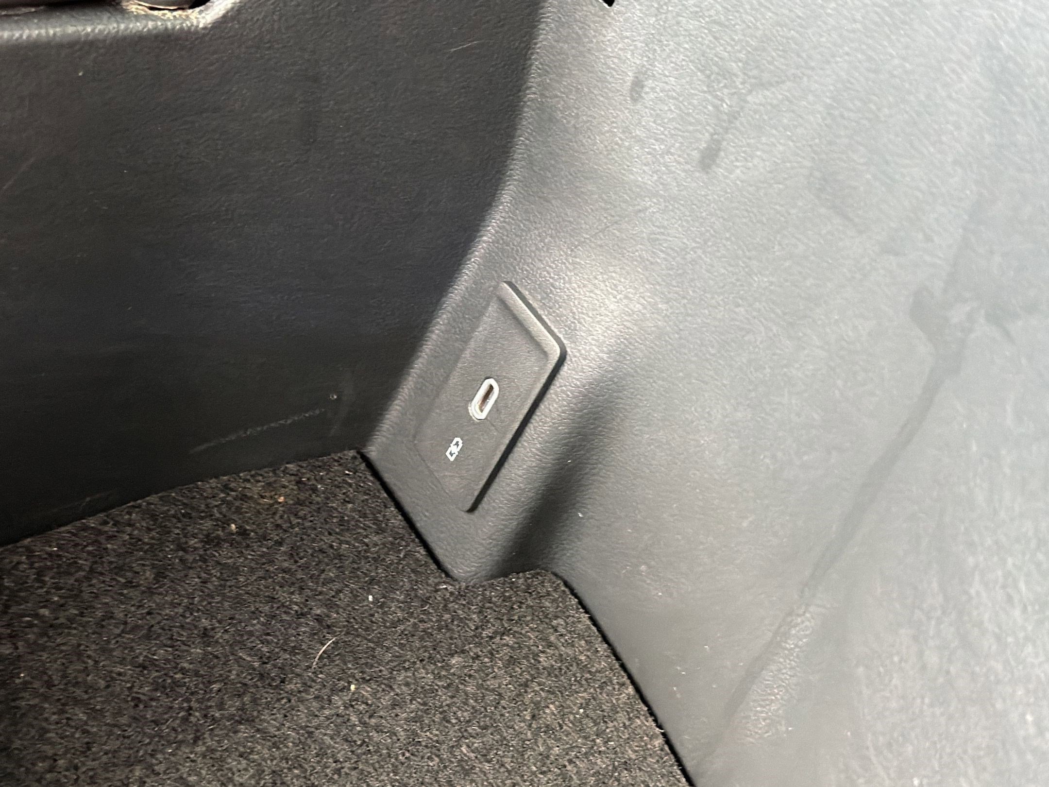 Certified 2025 Volkswagen Atlas Cross Sport SEL image 33