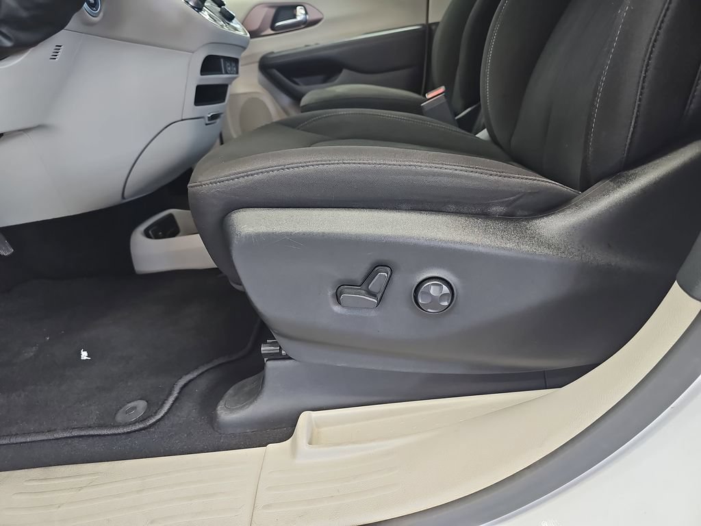Used 2023 Chrysler Voyager LX FWD image 25