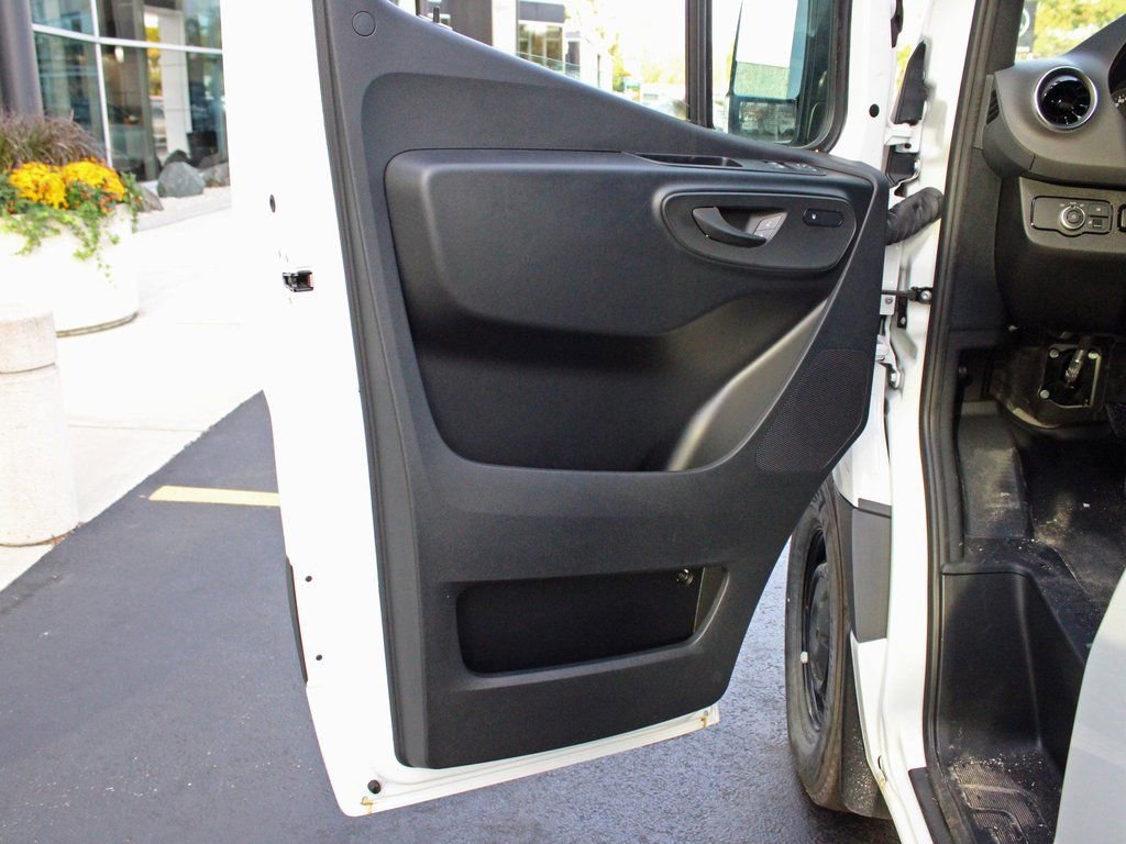 Used 2025 Mercedes-Benz Sprinter 2500 image 8
