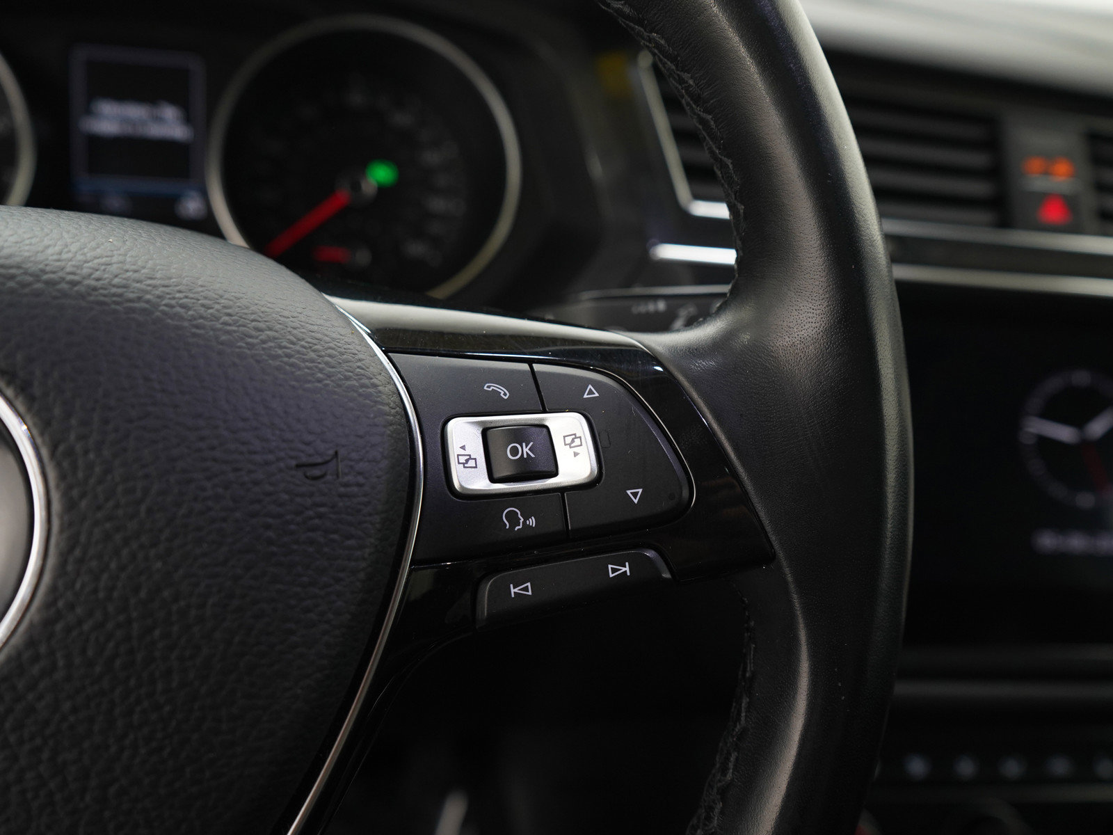 Used 2018 Volkswagen Tiguan SEL AWD/4WD image 27