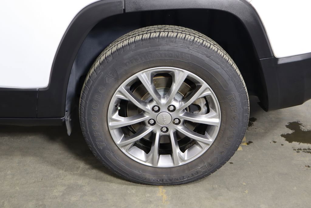 Used 2019 Jeep Cherokee Latitude Plus w/ Comfort/Convenience Group AWD/4WD image 40