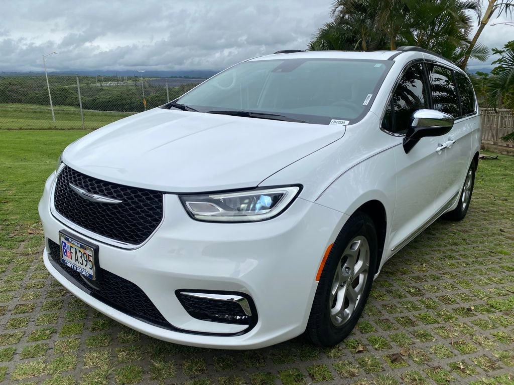 Used 2023 Chrysler Pacifica Limited image 3