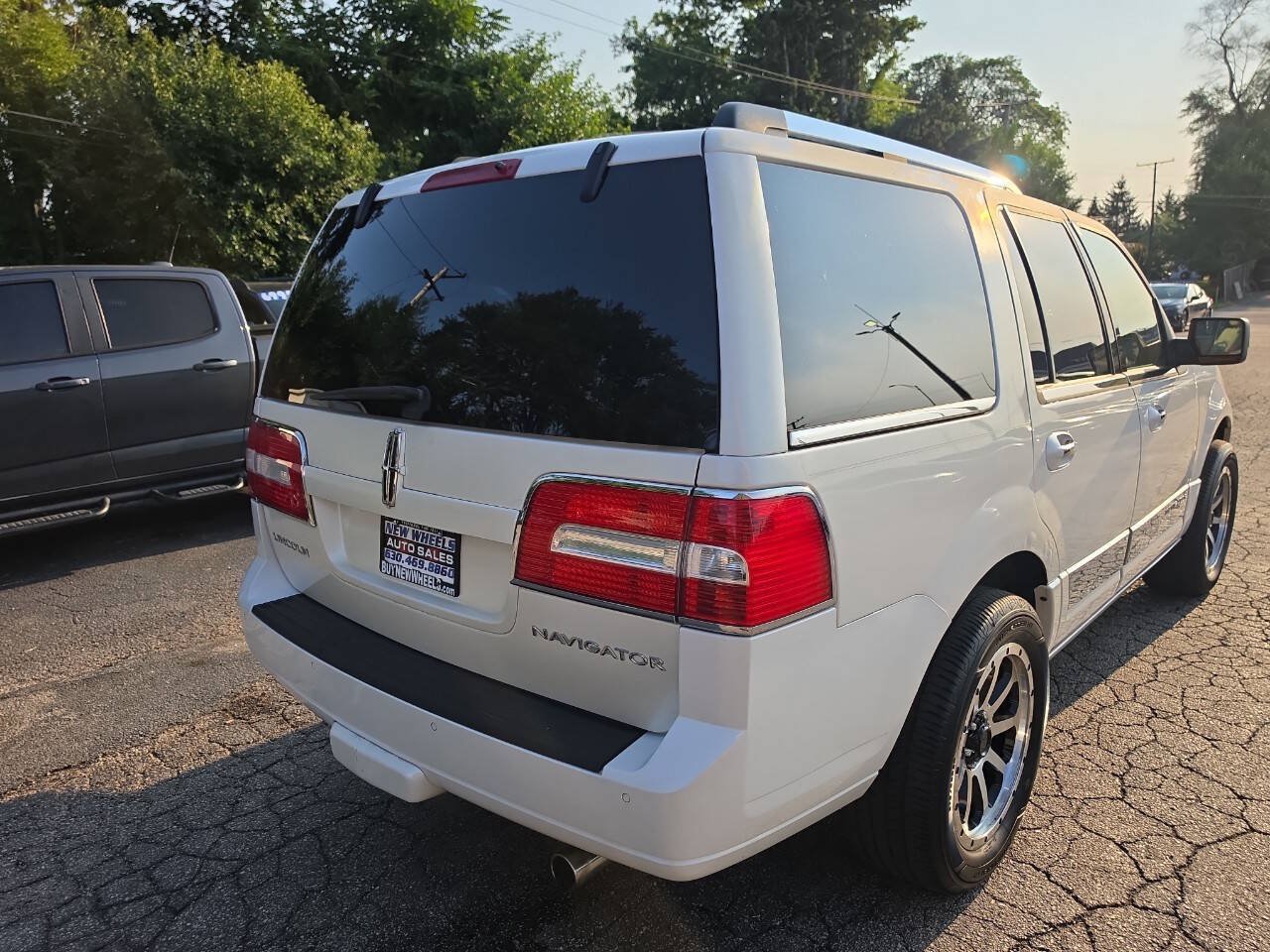 Used 2010 Lincoln Navigator 4WD image 13