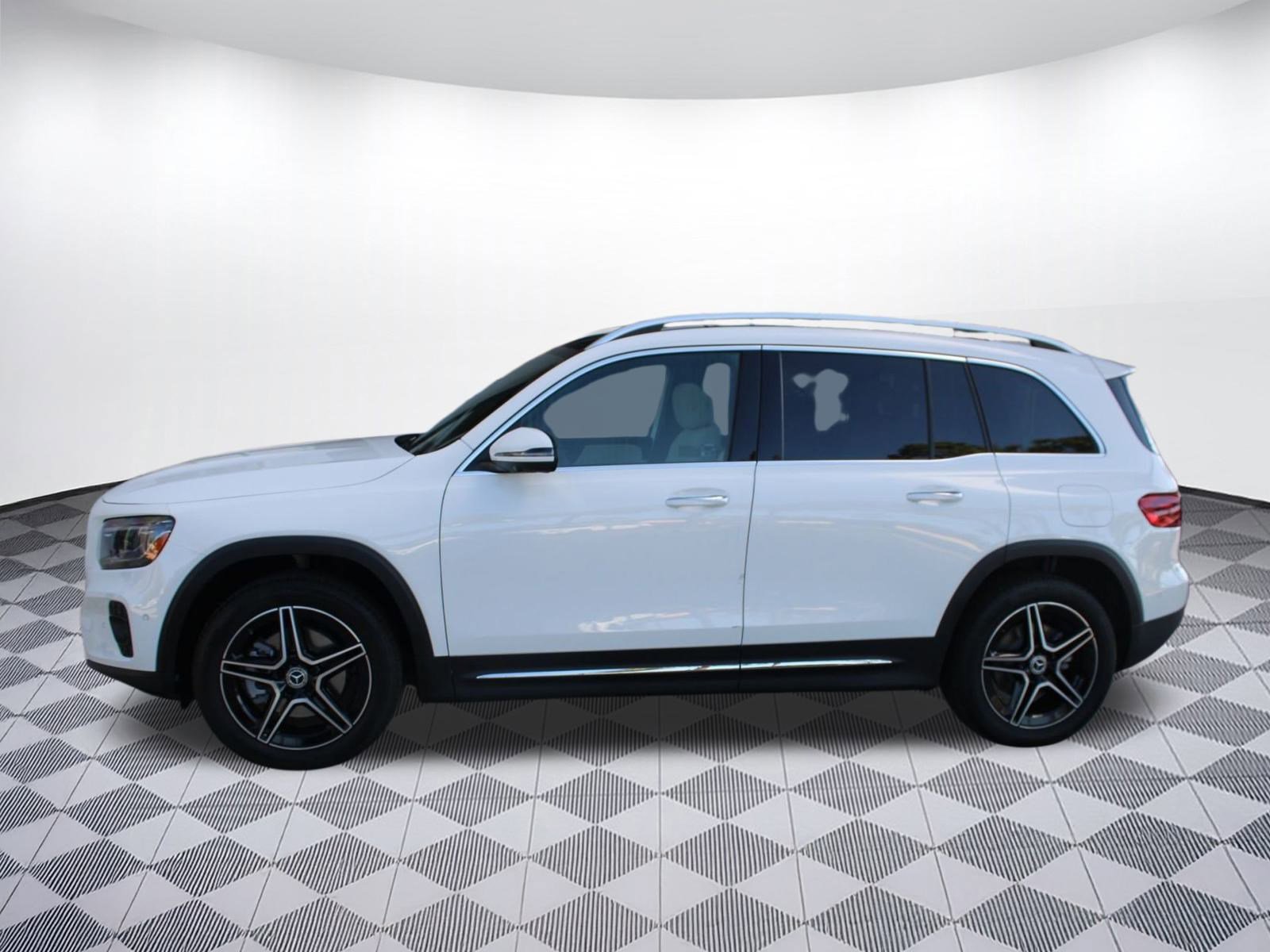 Used 2026 Mercedes-Benz GLB 250 image 2