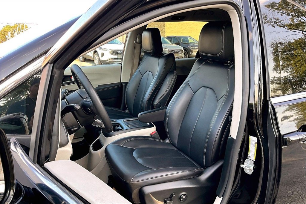 Used 2024 Chrysler Pacifica Limited FWD image 23