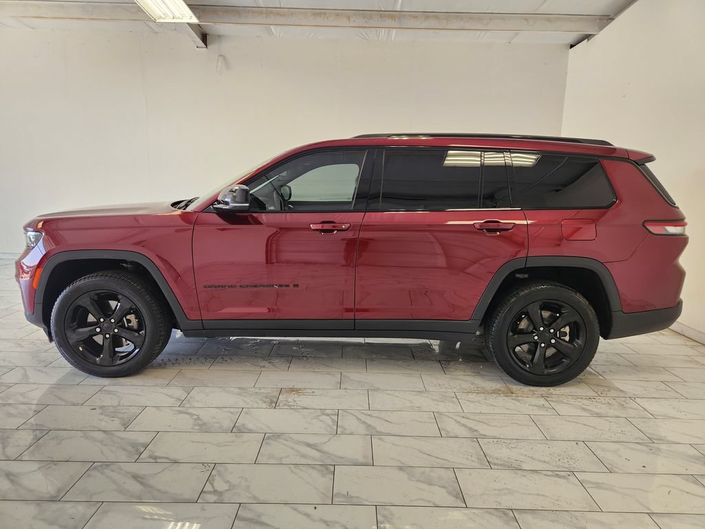 Used 2025 Jeep Grand Cherokee L Limited w/ Black Appearance Package RWD image 4