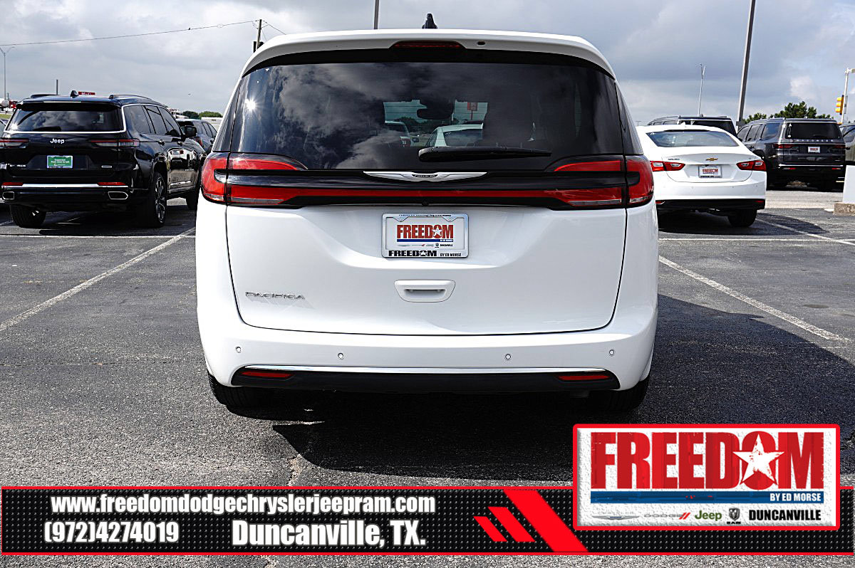 Used 2024 Chrysler Pacifica Touring-L FWD image 4