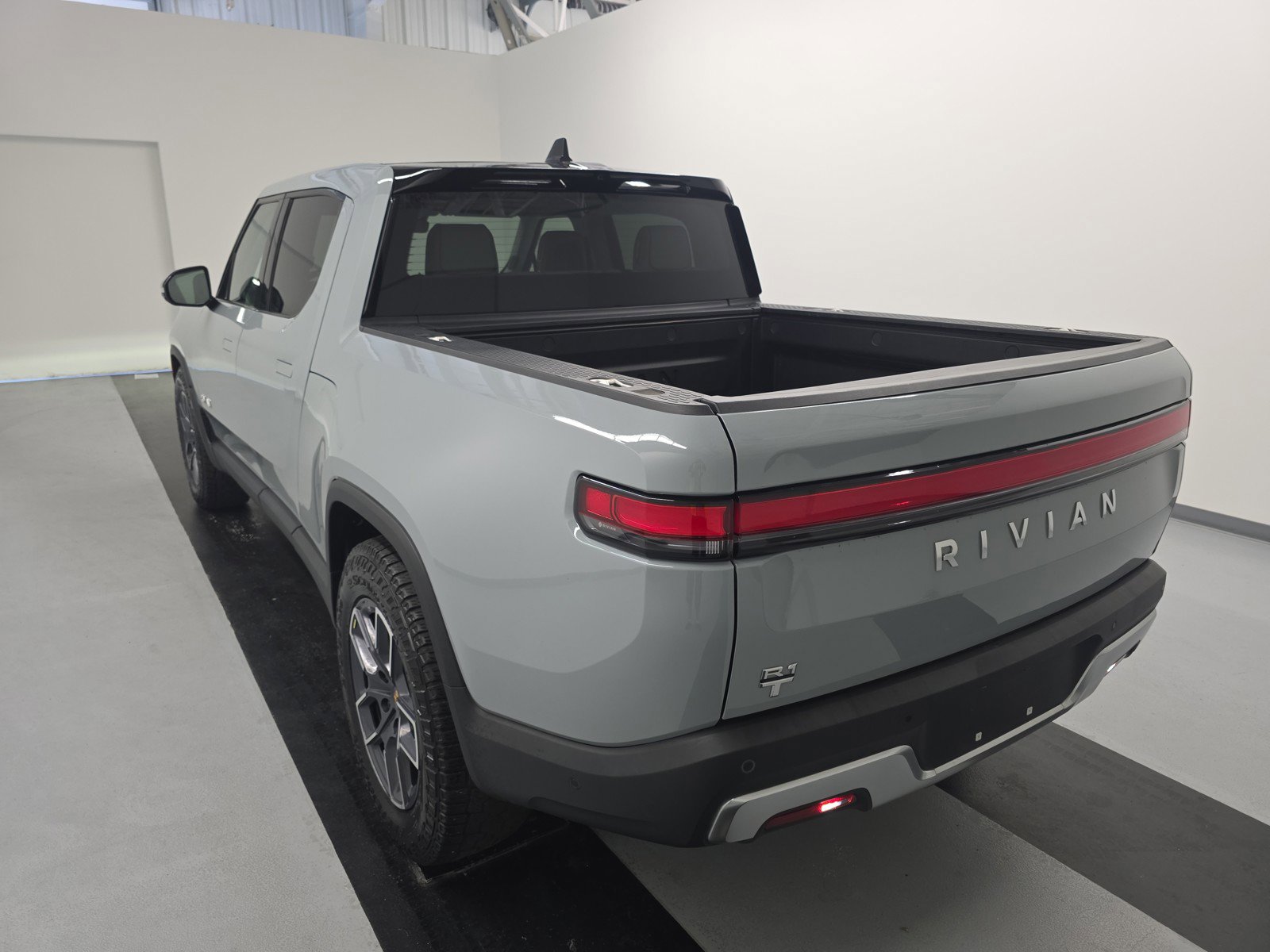 Used 2023 Rivian R1T Adventure AWD/4WD image 3